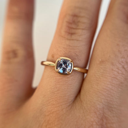 Solitaire Unique Avec Saphir Coussin Carré Violet Pâle