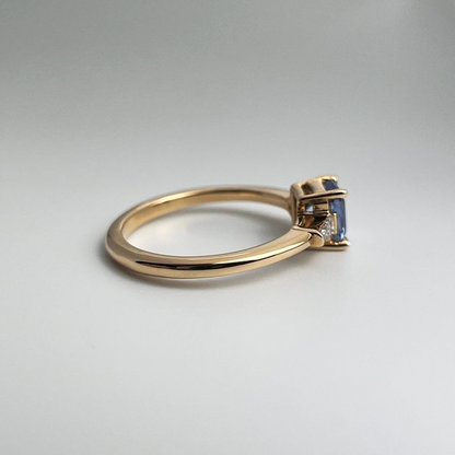 Anneau géométrique en sapphir et diamant bleu clair unique