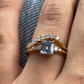 Anneau géométrique en sapphir et diamant bleu clair unique