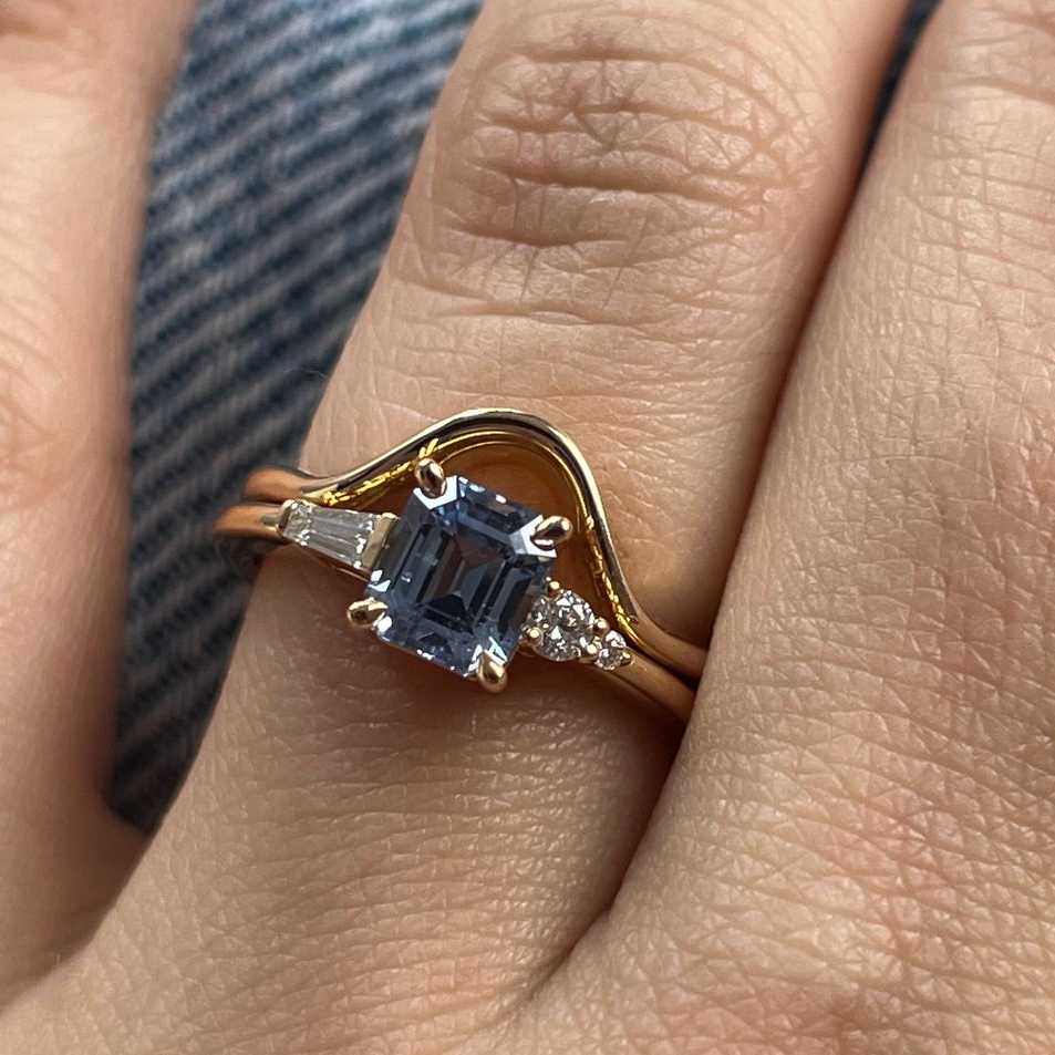Anneau géométrique en sapphir et diamant bleu clair unique
