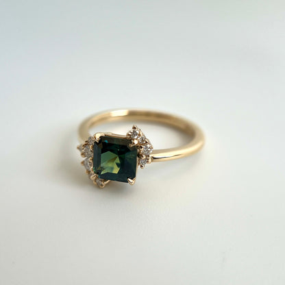 Bague unique en saphir australien vert-sarcelle taille radiant et diamants