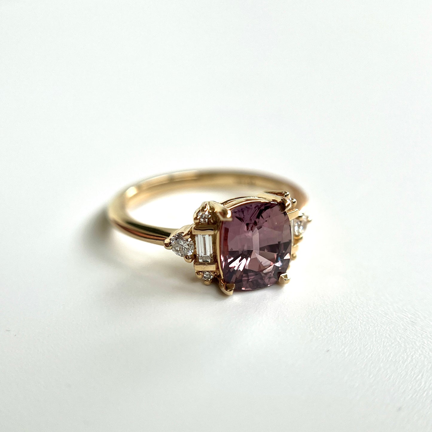 Bague Art Déco Unique Avec Saphir Rose Brunâtre Pâle Et Diamants