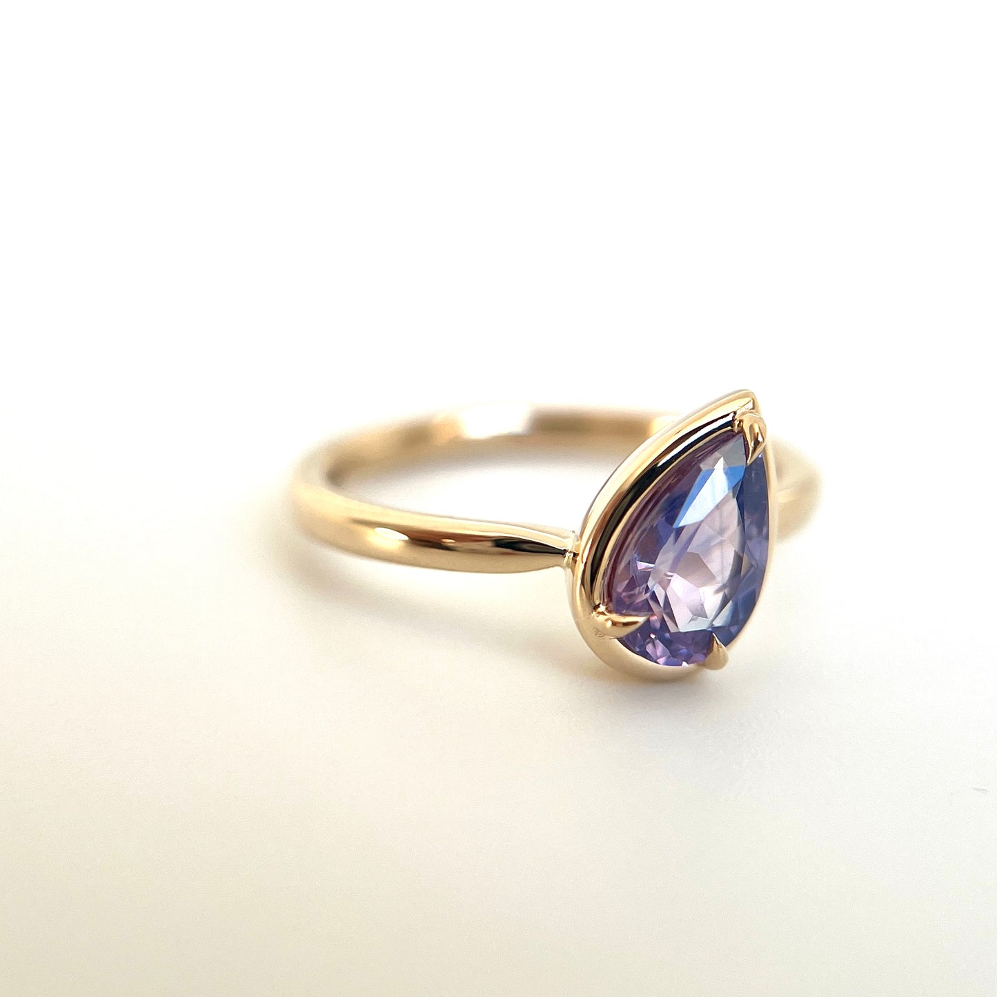 Solitaire Unique Avec Saphir Mauve Taille Poire