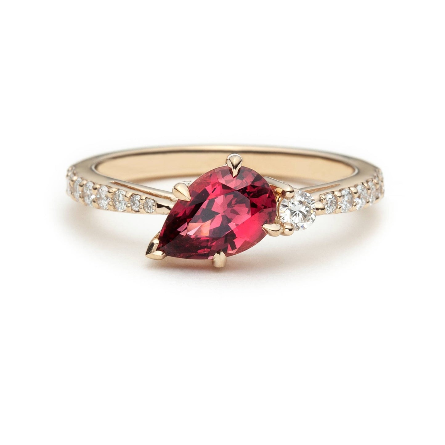 Bague asymétrique unique avec un spinelle rouge framboise et diamants