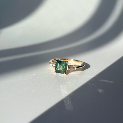 Anneau asymétrique en saphir vert laiteux et en diamant