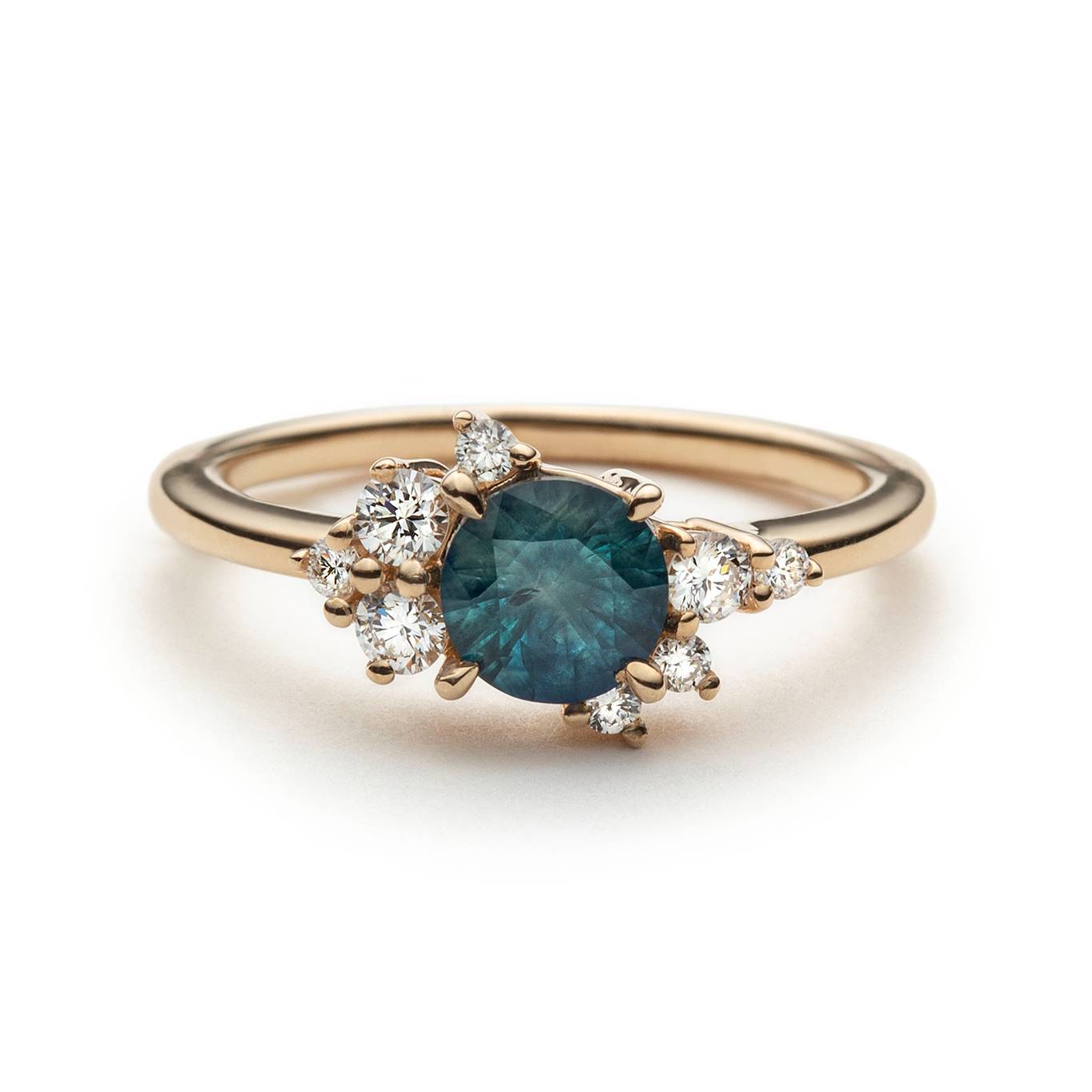 Bague asymétrique en saphir bleu laiteux et diamant