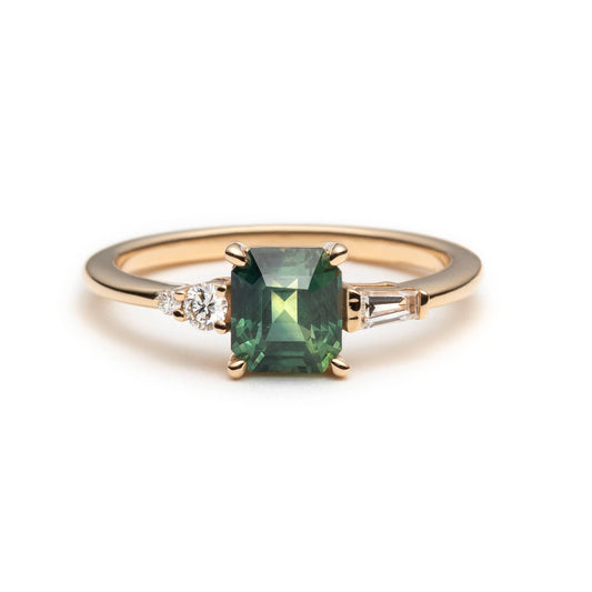 Anneau asymétrique en saphir vert laiteux et en diamant