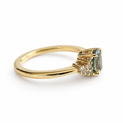 Bague unique en saphir vert et diamants