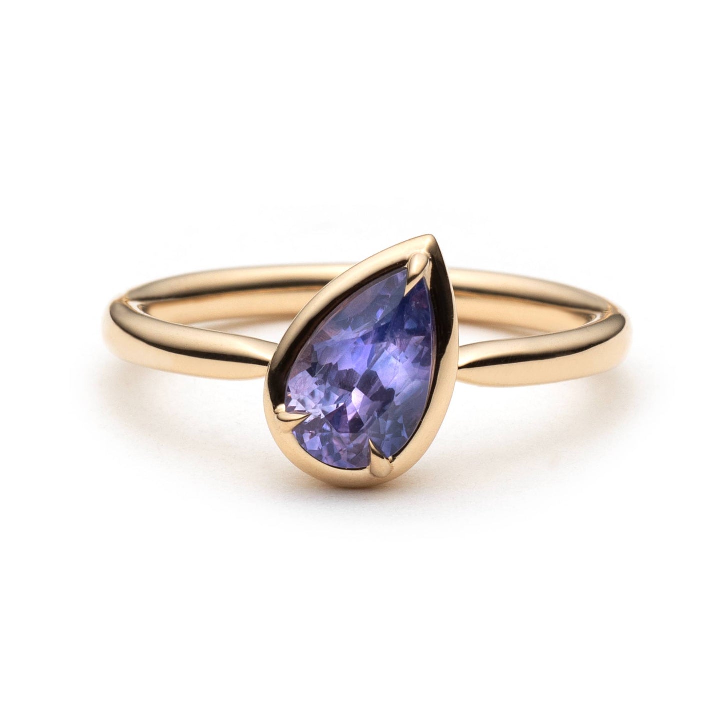 Bague solitaire avec saphir mauve taille poire en or jaune 14k, serti décentré avec griffes d'aigles