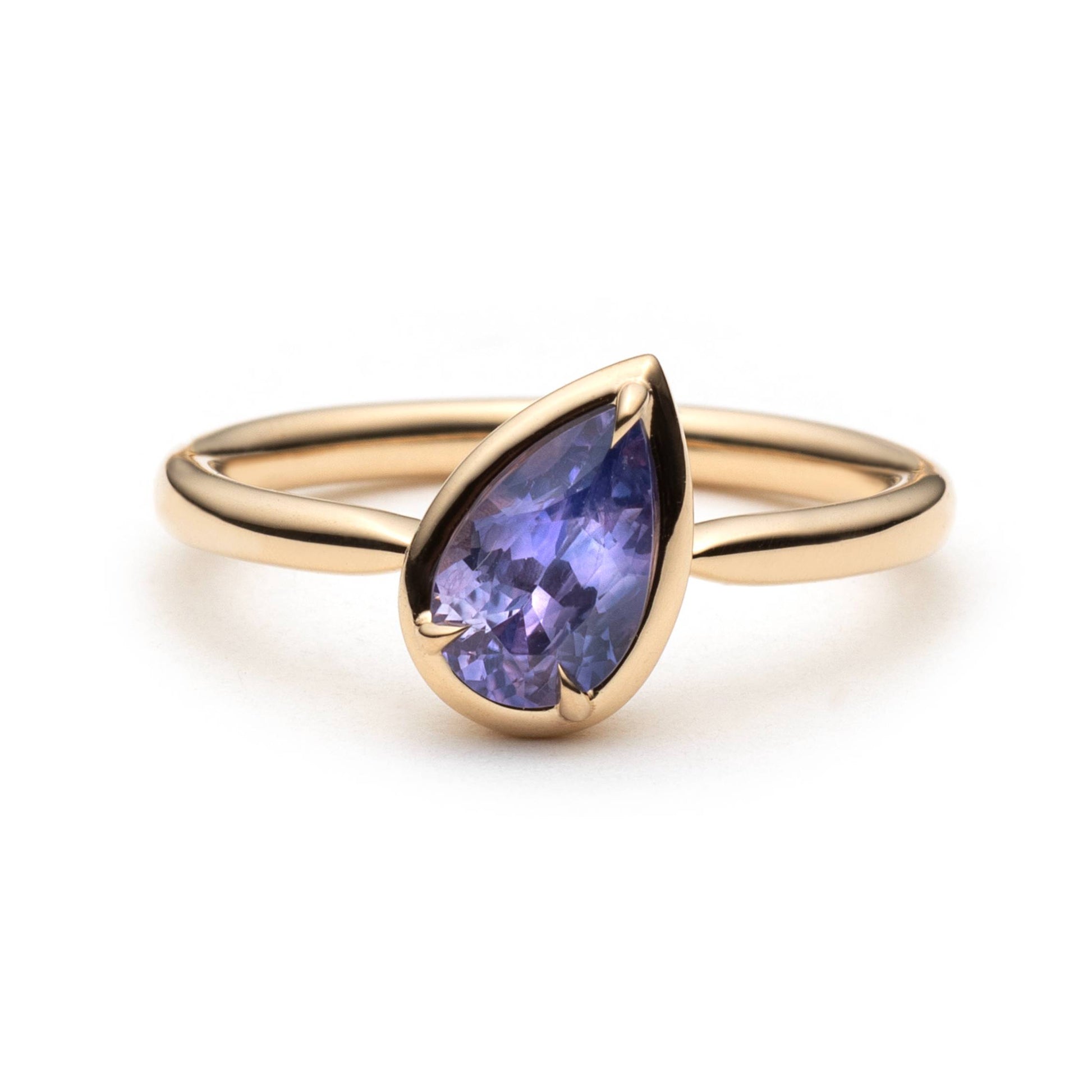 Bague solitaire avec saphir mauve taille poire en or jaune 14k, serti décentré avec griffes d'aigles