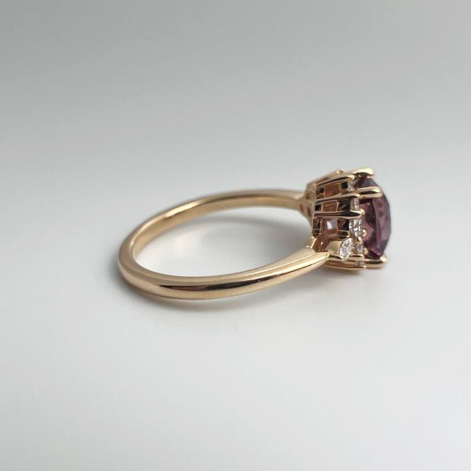 Anneau asymétrique de saphir violet et de diamant unique