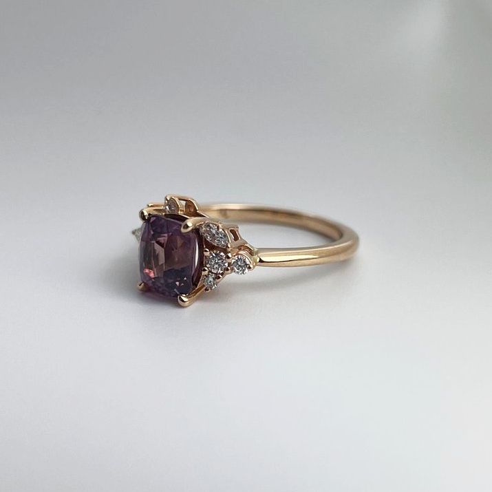 Anneau asymétrique de saphir violet et de diamant unique