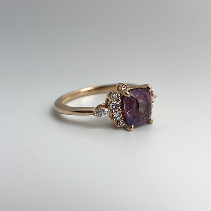 Anneau asymétrique de saphir violet et de diamant unique