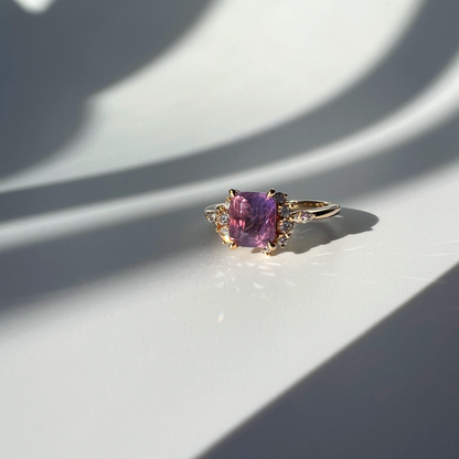 Anneau asymétrique de saphir violet et de diamant unique