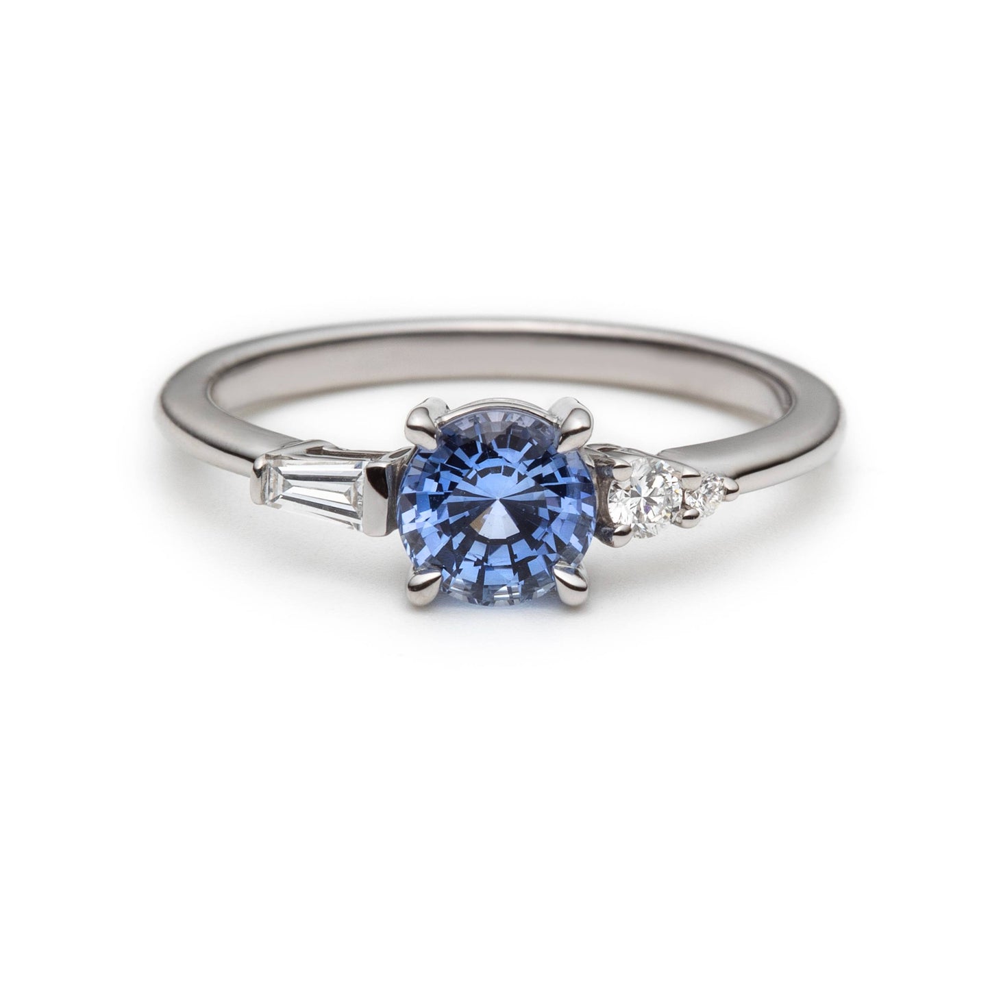 L'un des anneaux asymétriques en saphir et diamant bleu clair et diamant