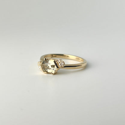 Half-bezel and half eagle-claw 14k yellow gold ring with green sapphire and diamonds