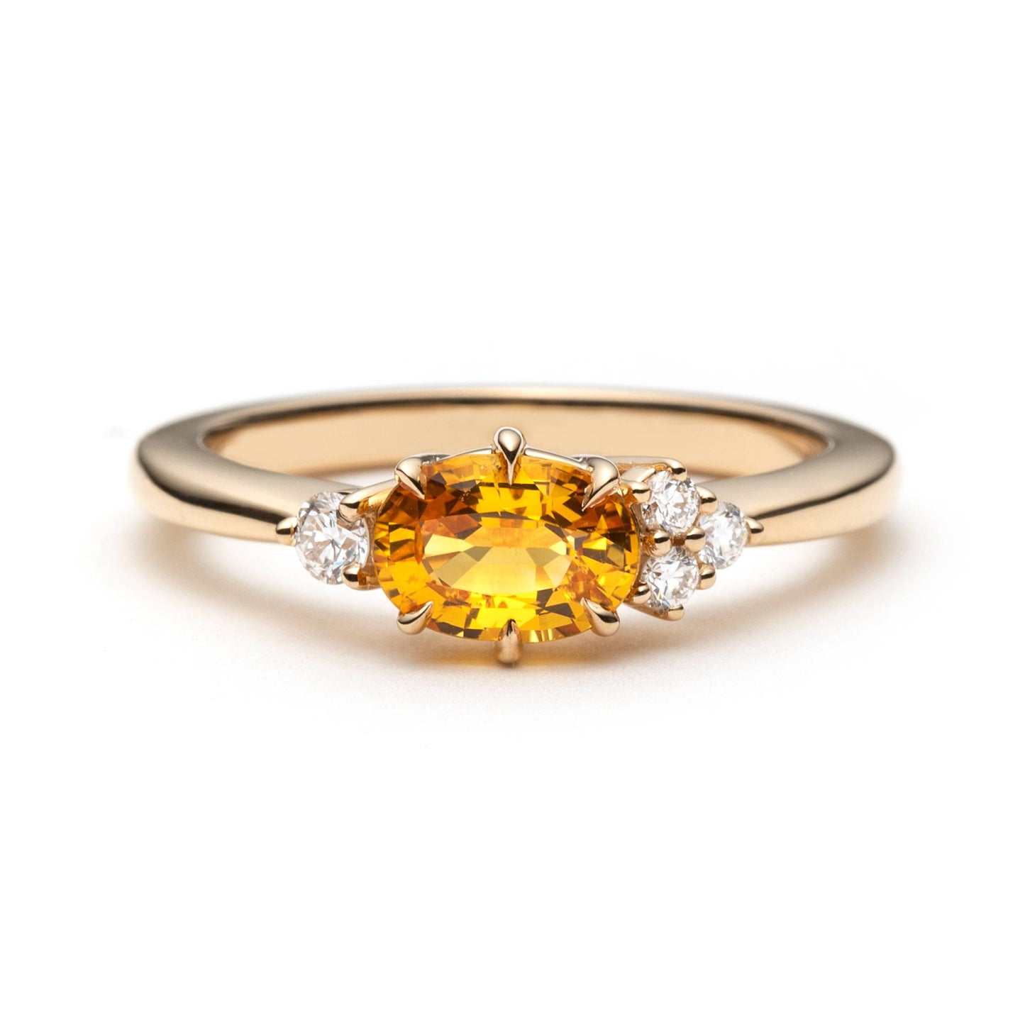 Bague unique en saphir jaune ovale et diamants