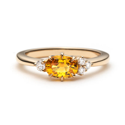 Bague unique en saphir jaune ovale et diamants