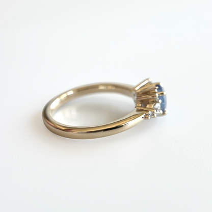 Bague de fiançailles en saphir bleu cornflower et diamants en or jaune 14k, vue de profil montrant la largeur du corps de bague et la hauteur du serti