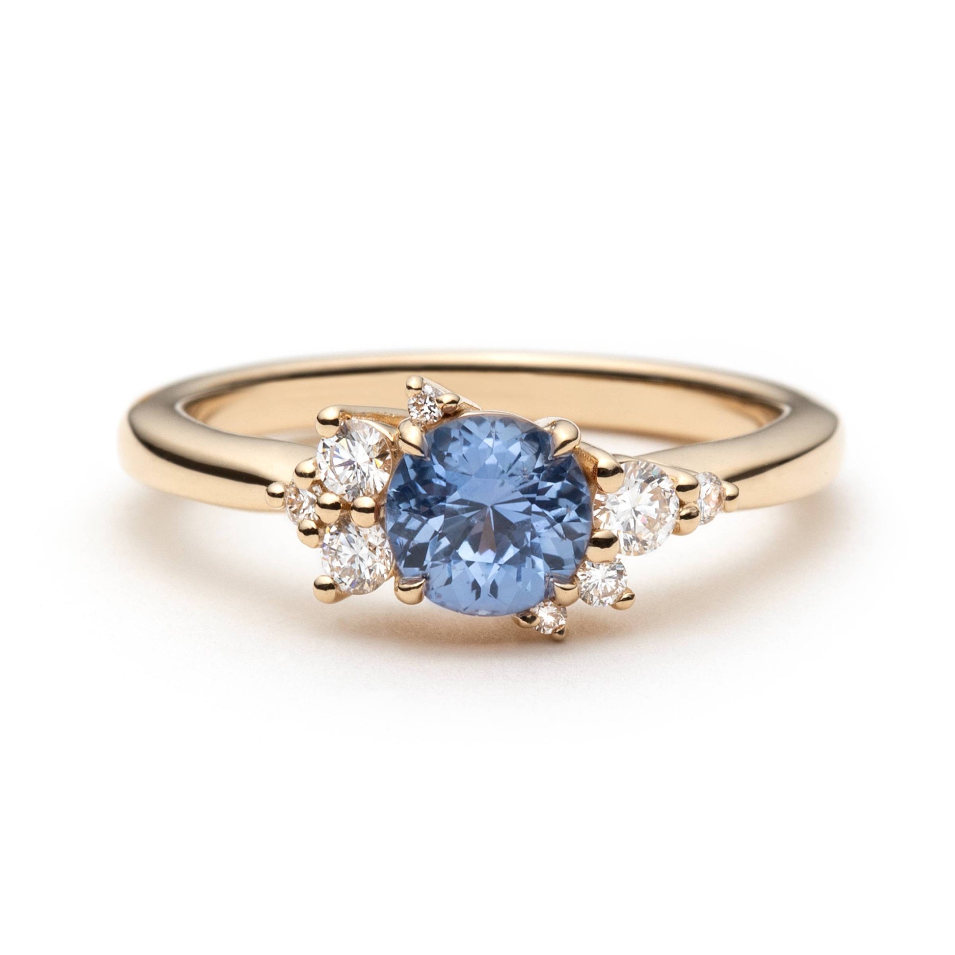 Bague de fiançailles en saphir bleu cornflower rond non chauffé de 0,82ct du Sri Lanka et diamants en or jaune 14k, vue de face montrant le serti asymétrique