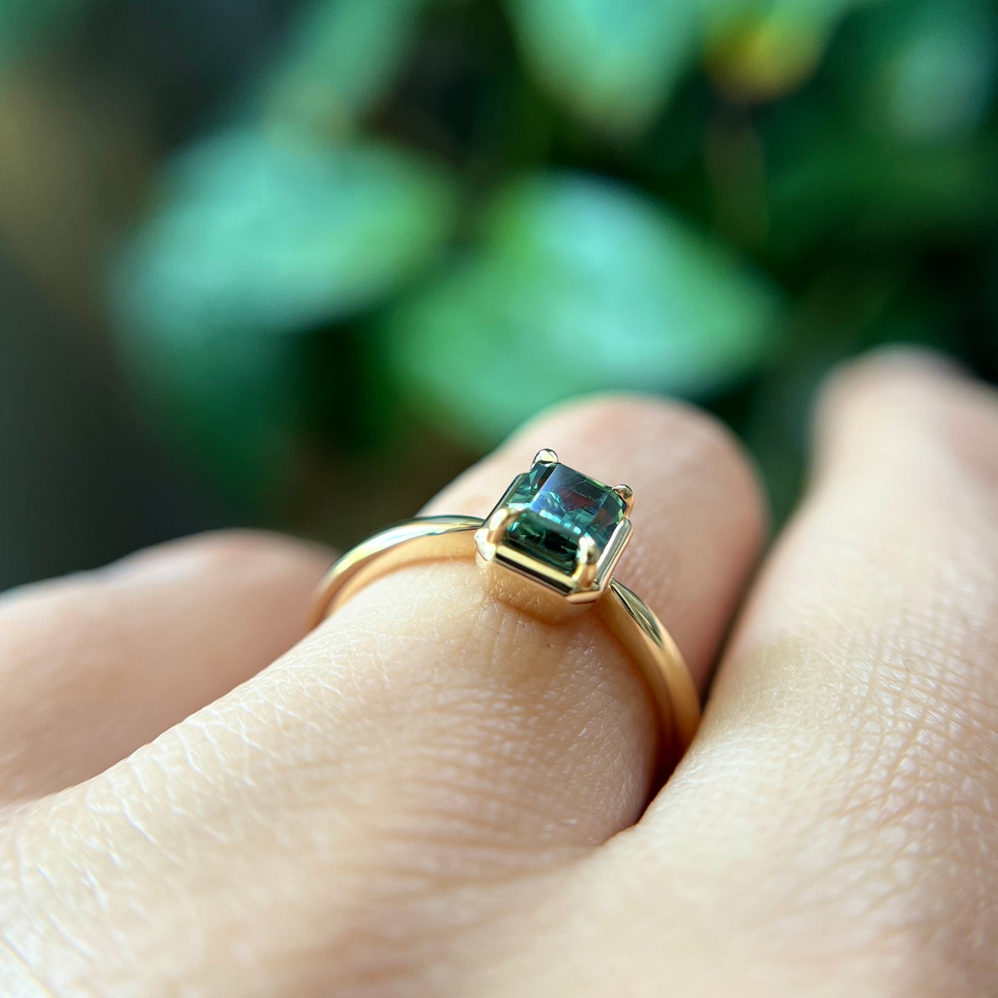 Bague de fiançailles solitaire en saphir vert forêt taille émeraude de 1,05ct de Madagascar en or jaune 14k avec serti en griffes à cadre en or, portée au doigt