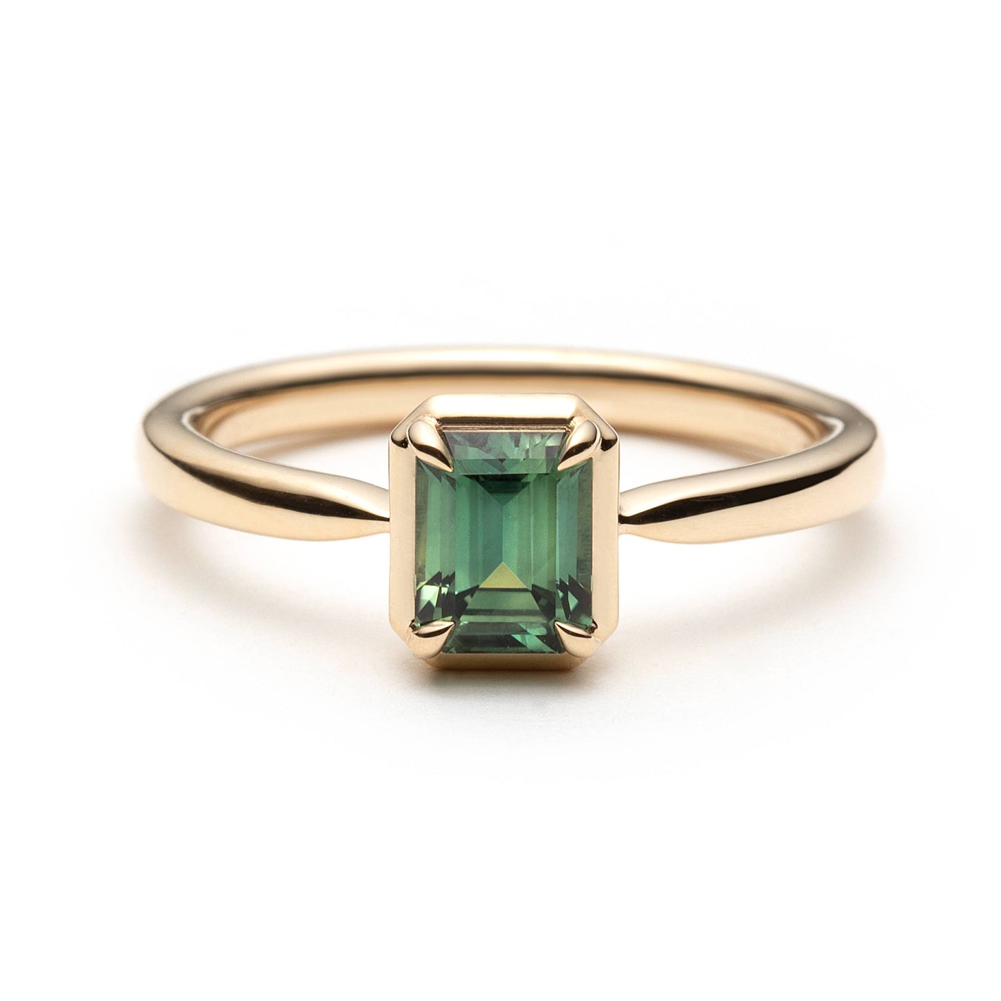 Bague de fiançailles solitaire en saphir vert forêt taille émeraude de 1,05ct de Madagascar en or jaune 14k, vue de face montrant le serti en griffes à cadre en or