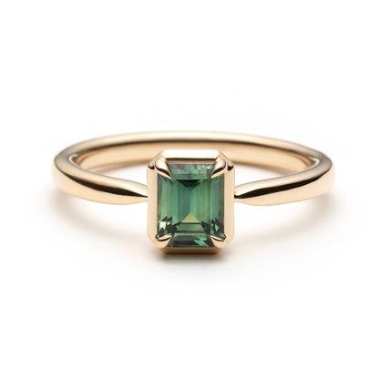 Bague de fiançailles solitaire en saphir vert forêt taille émeraude de 1,05ct de Madagascar en or jaune 14k, vue de face montrant le serti en griffes à cadre en or