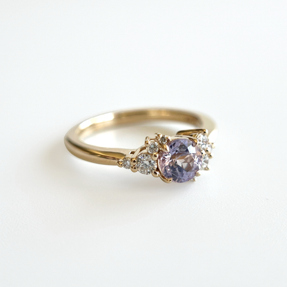 Bague de fiançailles en saphir violet clair et diamants en or jaune 14k, vue en angle montrant le serti asymétrique