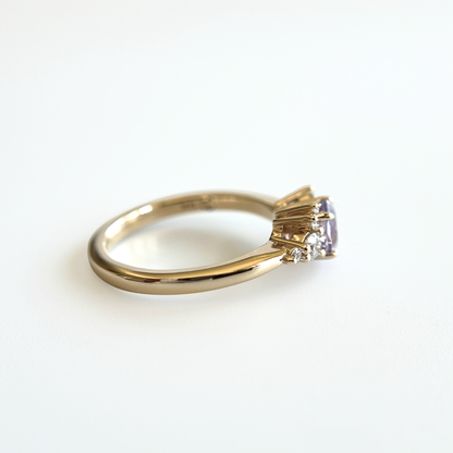 Bague de fiançailles en saphir violet clair et diamants en or jaune 14k, vue de profil montrant la largeur du corps de bague et la hauteur du serti