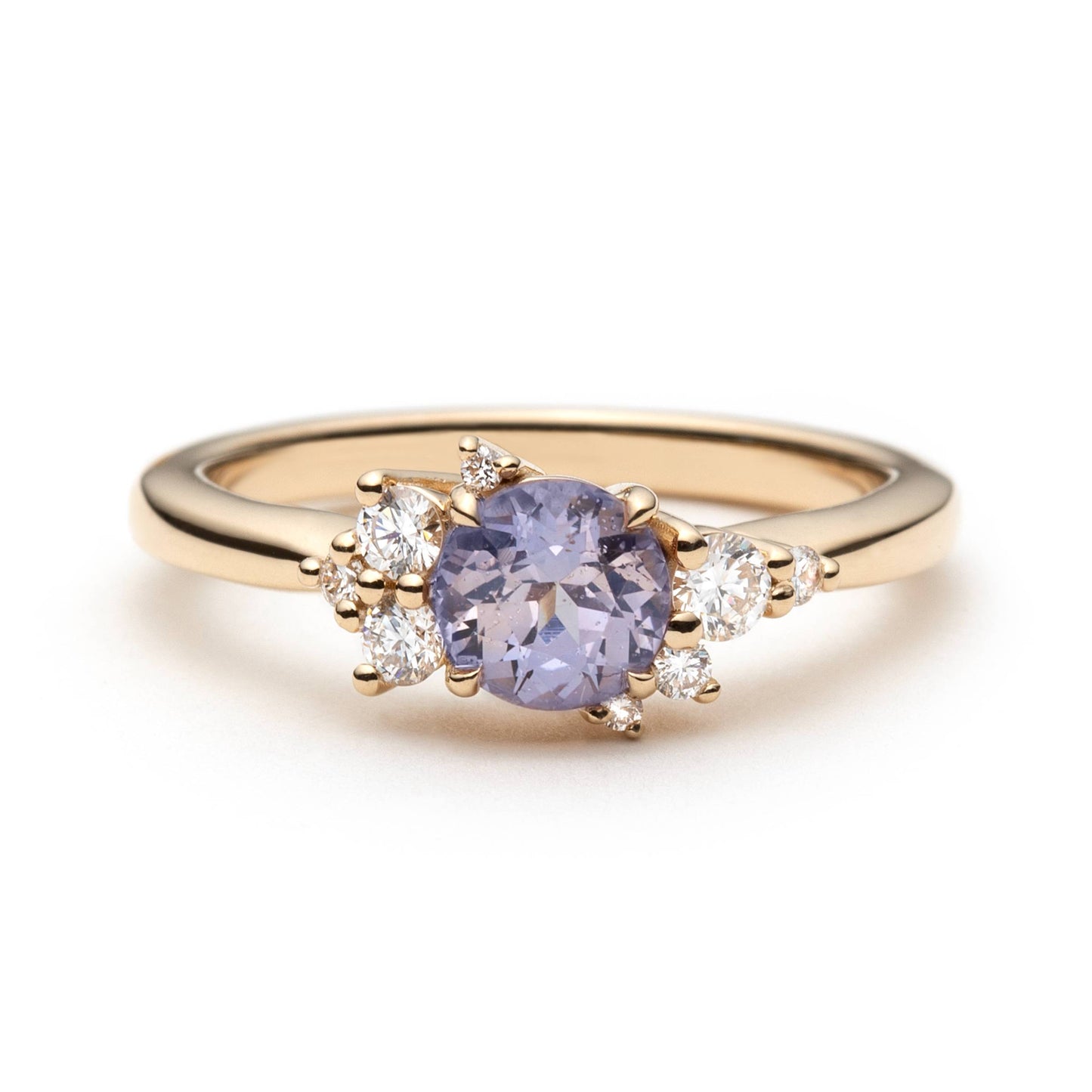 Bague de fiançailles en saphir violet clair rond non chauffé de 0,83ct du Sri Lanka et diamants en or jaune 14k, vue de face montrant le serti asymétrique