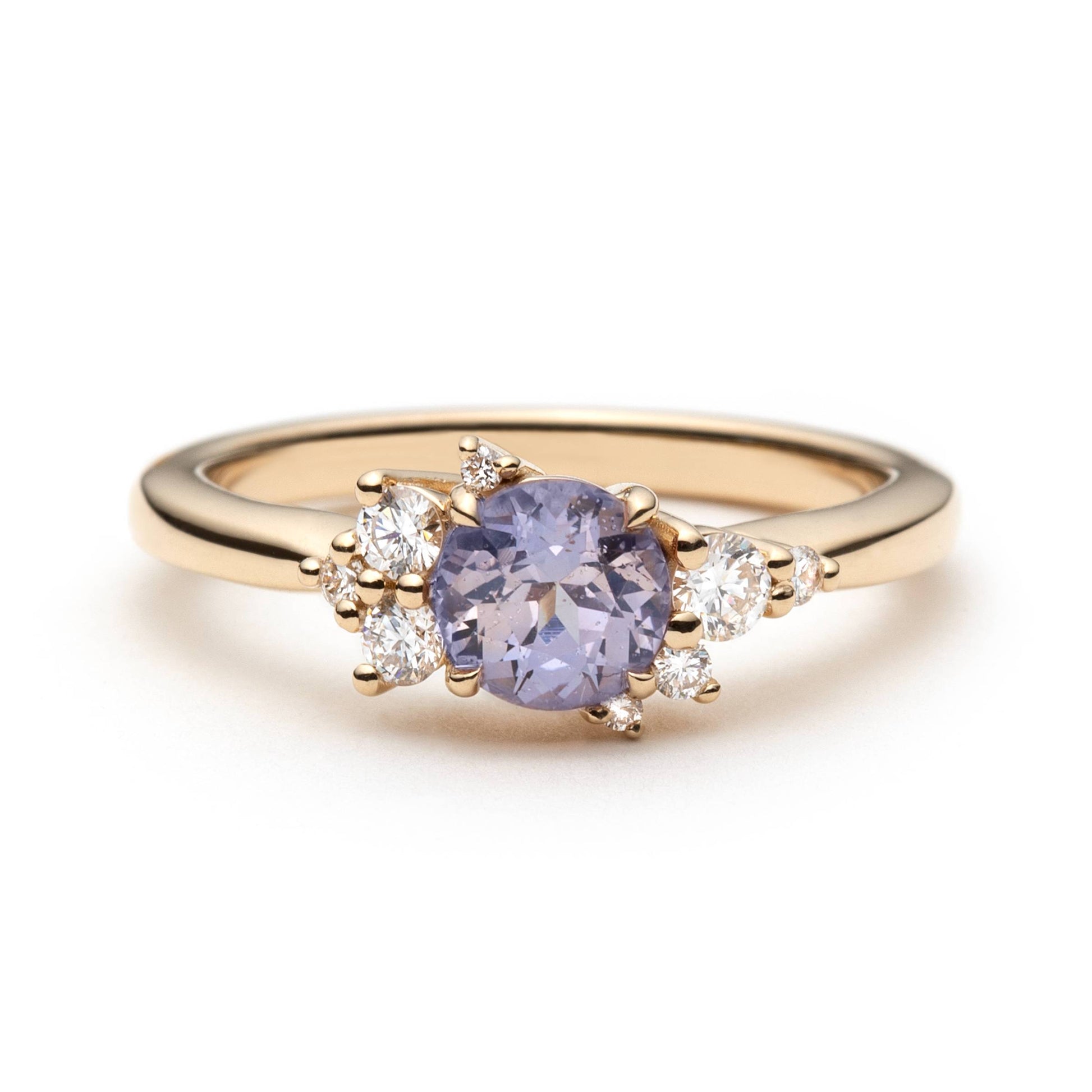 Bague de fiançailles en saphir violet clair rond non chauffé de 0,83ct du Sri Lanka et diamants en or jaune 14k, vue de face montrant le serti asymétrique