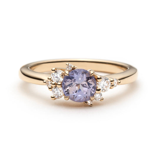 Bague de fiançailles en saphir violet clair rond non chauffé de 0,83ct du Sri Lanka et diamants en or jaune 14k, vue de face montrant le serti asymétrique