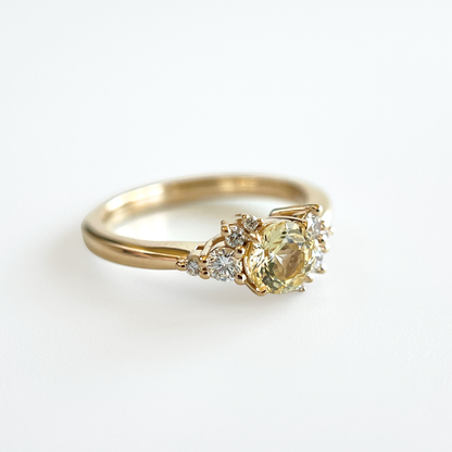 Bague de fiançailles en saphir jaune clair et diamants en or jaune 14k, vue en angle montrant le serti asymétrique