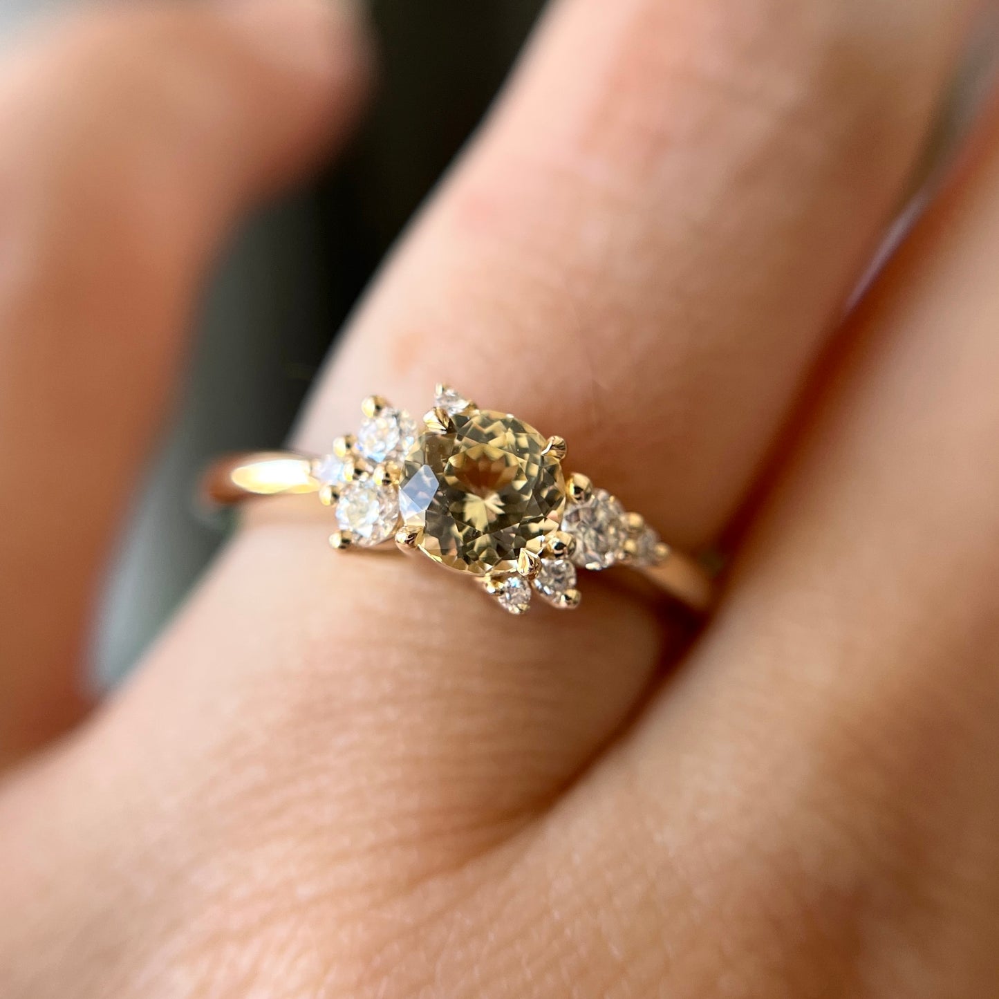 Bague en saphir jaune clair et diamants en or jaune 14k, portée au doigt