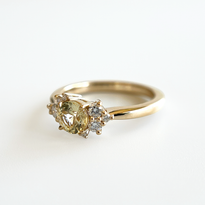 Bague de fiançailles en saphir jaune clair et diamants en or jaune 14k, vue de côté montrant le profil du corps de bague et la hauteur du serti