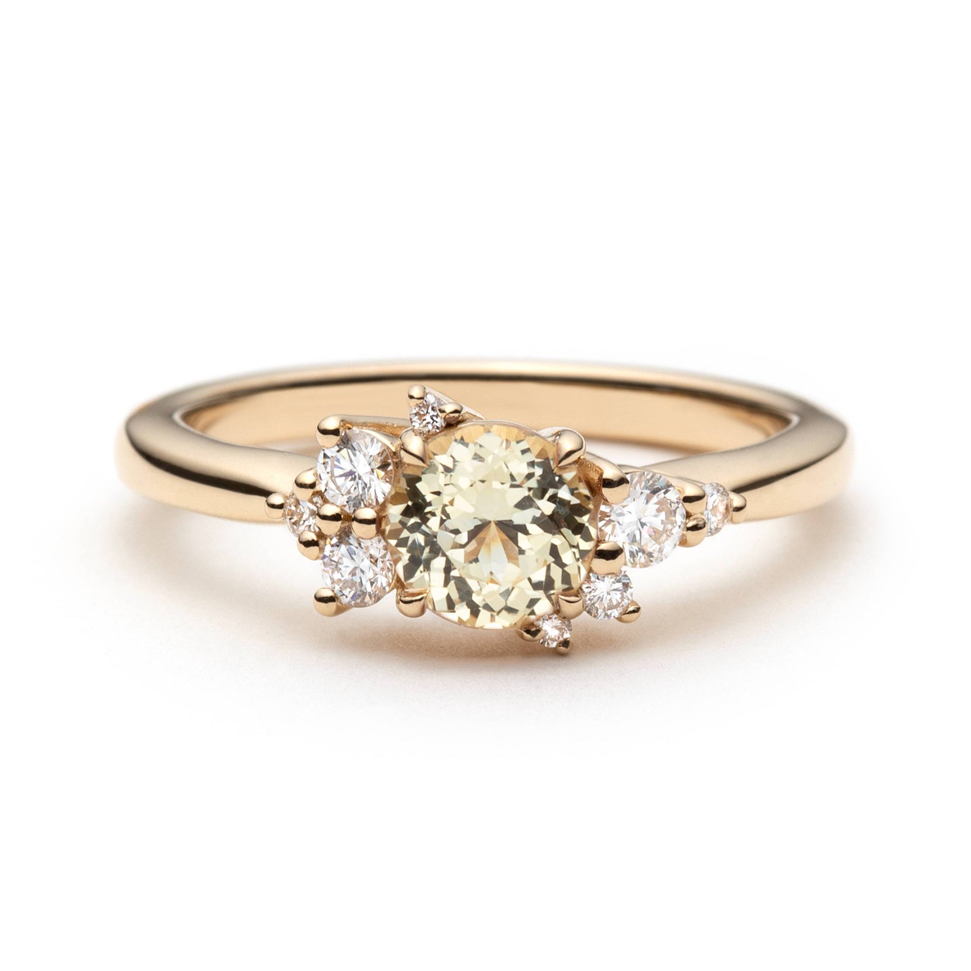 Bague de fiançailles en saphir jaune clair rond non chauffé de 0,83ct du Sri Lanka et diamants en or jaune 14k, vue de face montrant le serti asymétrique