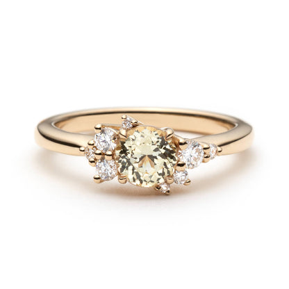 Bague de fiançailles en saphir jaune clair rond non chauffé de 0,83ct du Sri Lanka et diamants en or jaune 14k, vue de face montrant le serti asymétrique