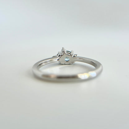 Bague de fiançailles en saphir bleu rond de 0,35ct et diamants naturels en or blanc 14k, vue du dessous montrant la construction du serti et le détail du corps de bague