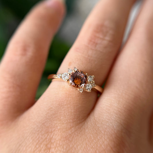 Bague de fiançailles en saphir Montana orange-rose et diamants en or jaune 14k, portée au doigt