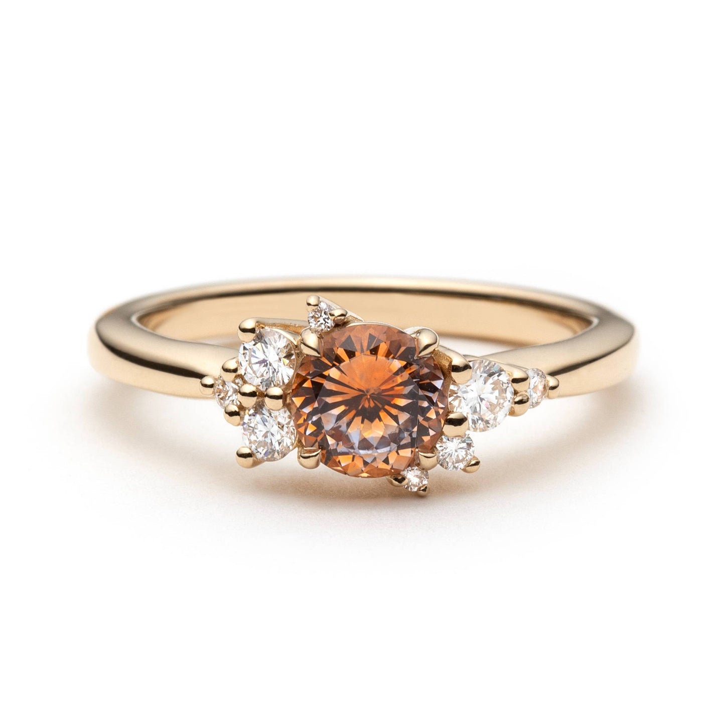 Bague de fiançailles en saphir Montana orange-rose rond de 0,82ct et diamants en or jaune 14k, vue de face montrant le serti asymétrique
