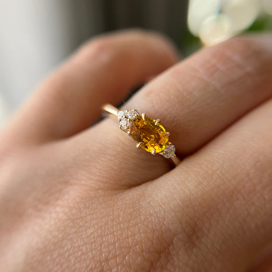 Bague en saphir jaune vif ovale et diamants en or jaune 14k, portée au doigt