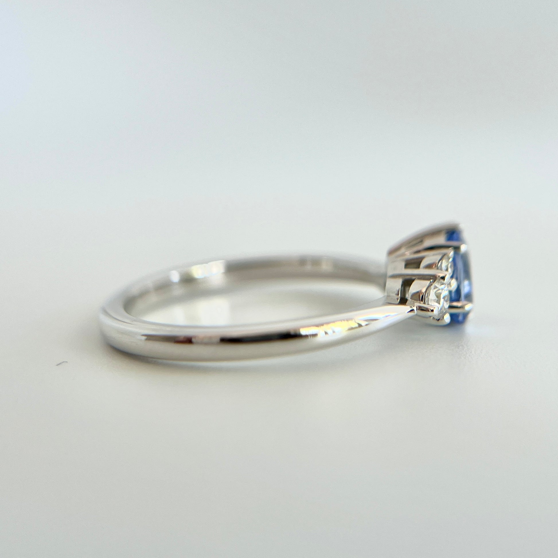 Bague de fiançailles en saphir bleu taille poire de 0,52ct du Sri Lanka et diamants naturels en or blanc 14k, vue de côté montrant le profil du corps de bague et la hauteur du serti