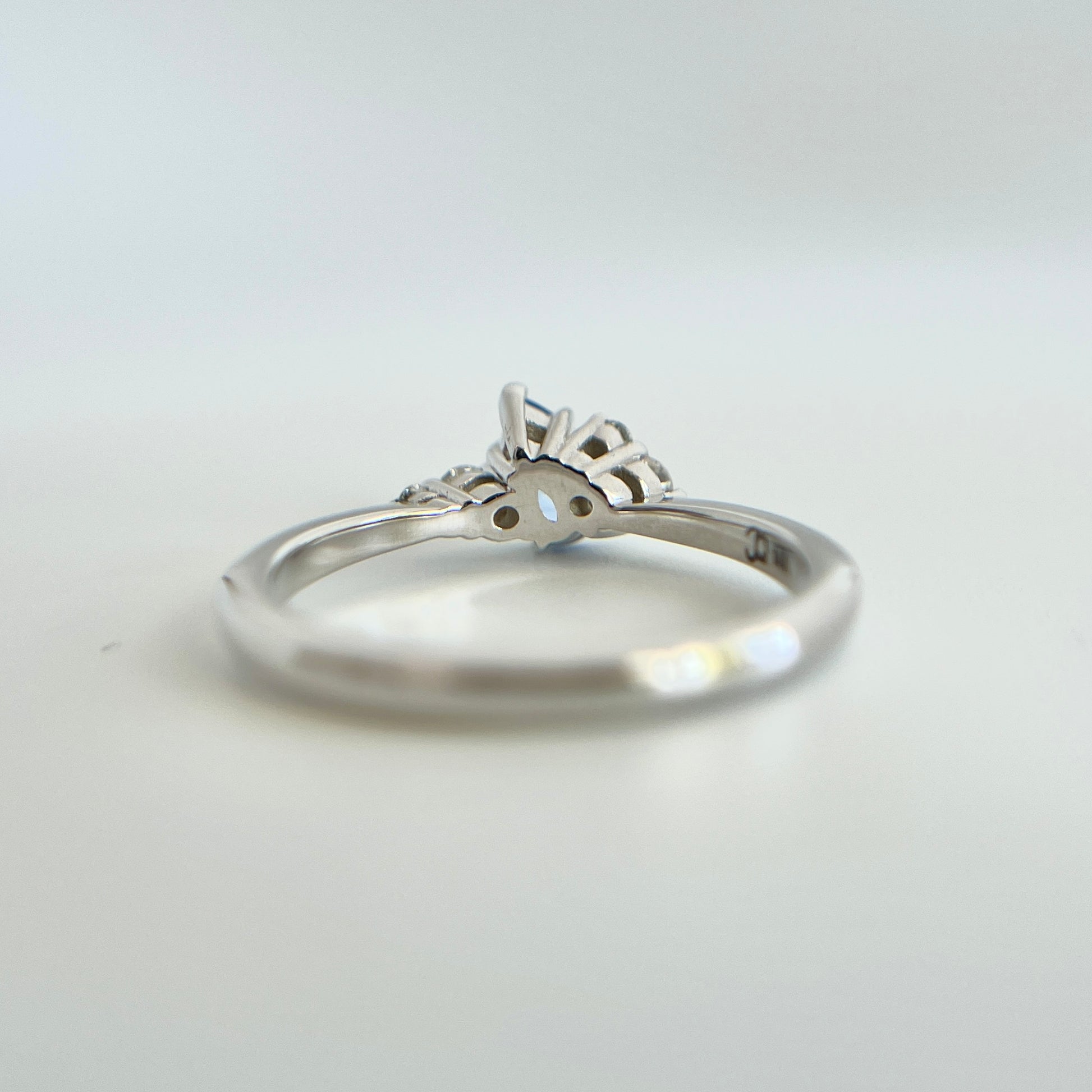 Bague de fiançailles en saphir bleu taille poire de 0,52ct du Sri Lanka et diamants naturels en or blanc 14k, vue du dessous montrant la construction du serti et le détail du corps de bague
