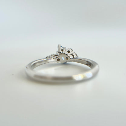 Bague de fiançailles en saphir bleu taille poire de 0,52ct du Sri Lanka et diamants naturels en or blanc 14k, vue du dessous montrant la construction du serti et le détail du corps de bague