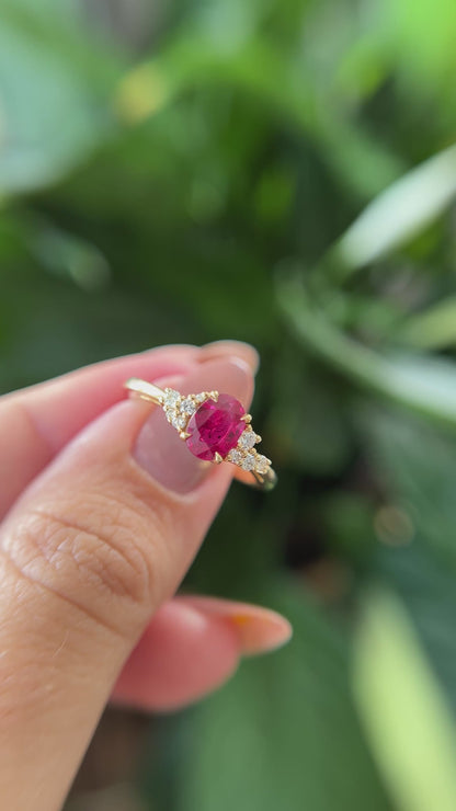 Bague asymétrique unique en rubis et diamants