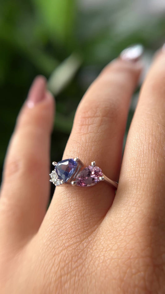 Bague asymétrique unique Toi & Moi, saphir bleu et spinelle rose