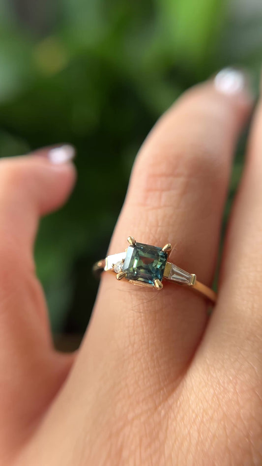 Bague Géométrique Unique avec Saphir Bleu-Vert et Diamants