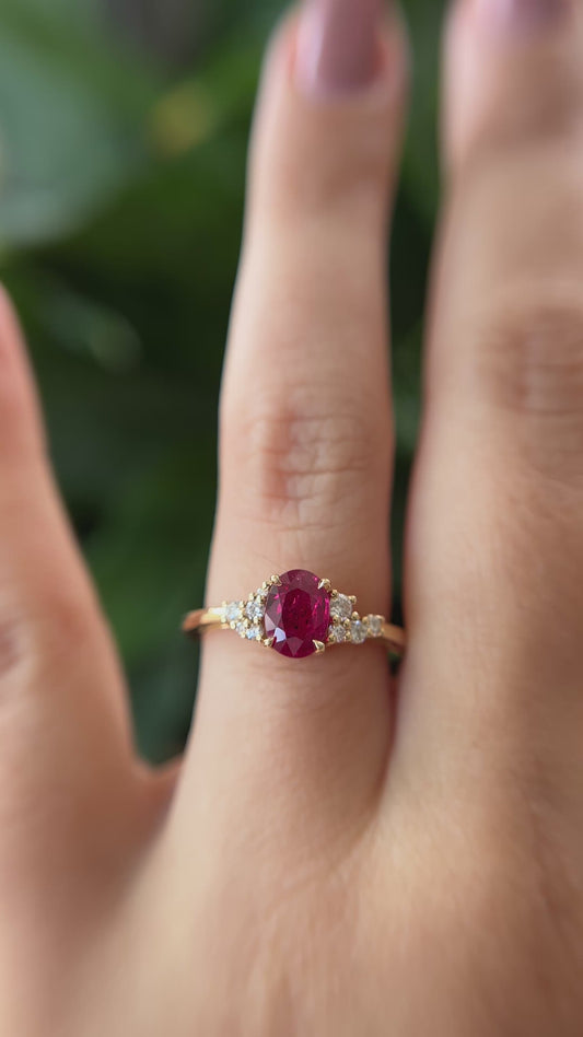 Bague asymétrique unique en rubis et diamants