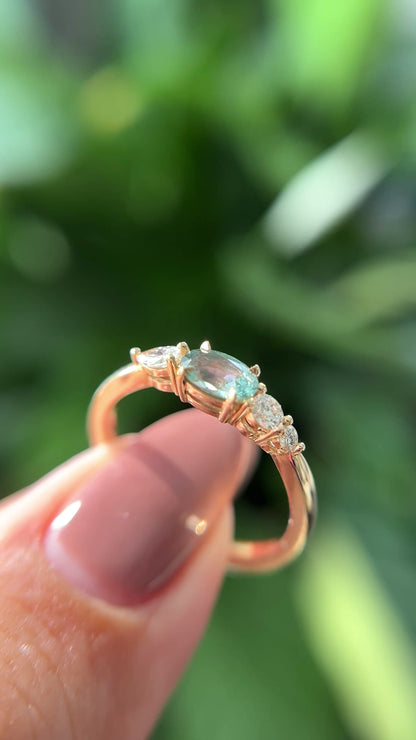 Bague Unique Avec Saphir Bleu-Vert du Montana et Diamants
