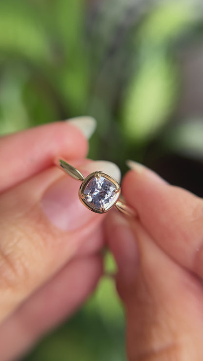 Solitaire Unique Avec Saphir Coussin Carré Violet Pâle